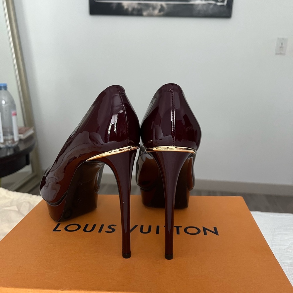 Louis Vuitton, Patent Leather Peep Toe heels, Burgundy - Picture 4 of 4